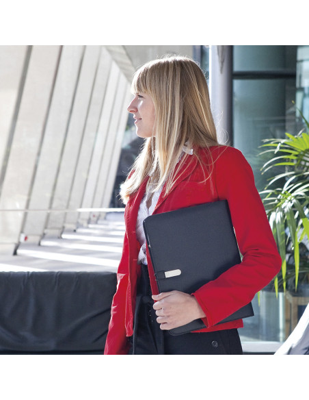 Carpeta en microfibra personalizada con cierre y bloc incluido.