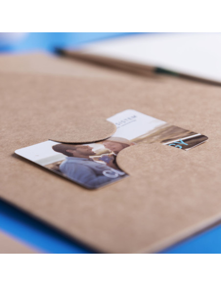 Carpetas personalizadas en cartón reciclado con bolígrafo.