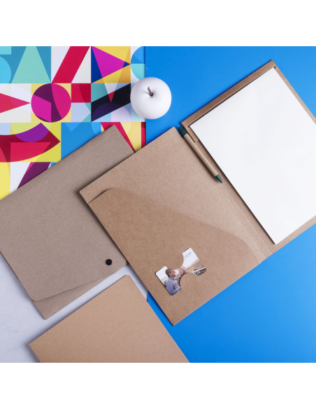 Portafolios personalizados en cartón reciclado con solapas.