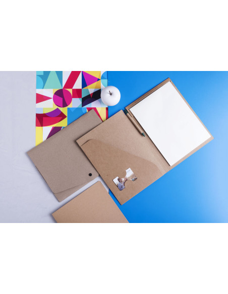 Portafolios personalizados en cartón reciclado con solapas.