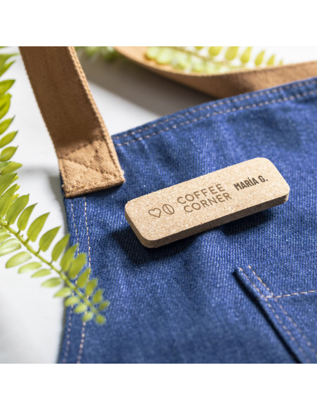 Delantal en denim Personalizado, cintas marrones y bolsillos.