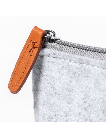 Estuche para publicidad en fieltro RPET con cremallera.