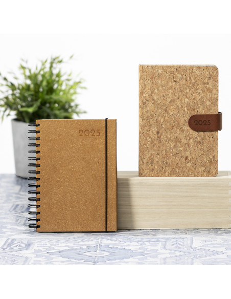 Agenda personalizada ECO A5 en corcho natural con cierre magnético.