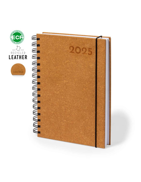 Agenda personalizada A5 en cuero reciclado con cierre elástico.