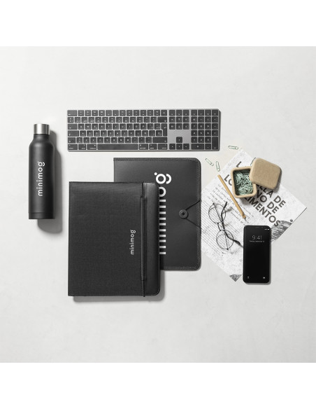 Carpeta personalizada bicolor con bloc y cierre elástico.