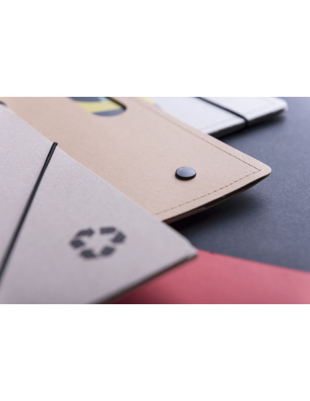 Carpeta ECO personalizada, cartón reciclado, bloc y notas adhesivas.