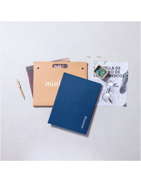 Carpeta ECO personalizada, cartón reciclado, bloc y notas adhesivas.